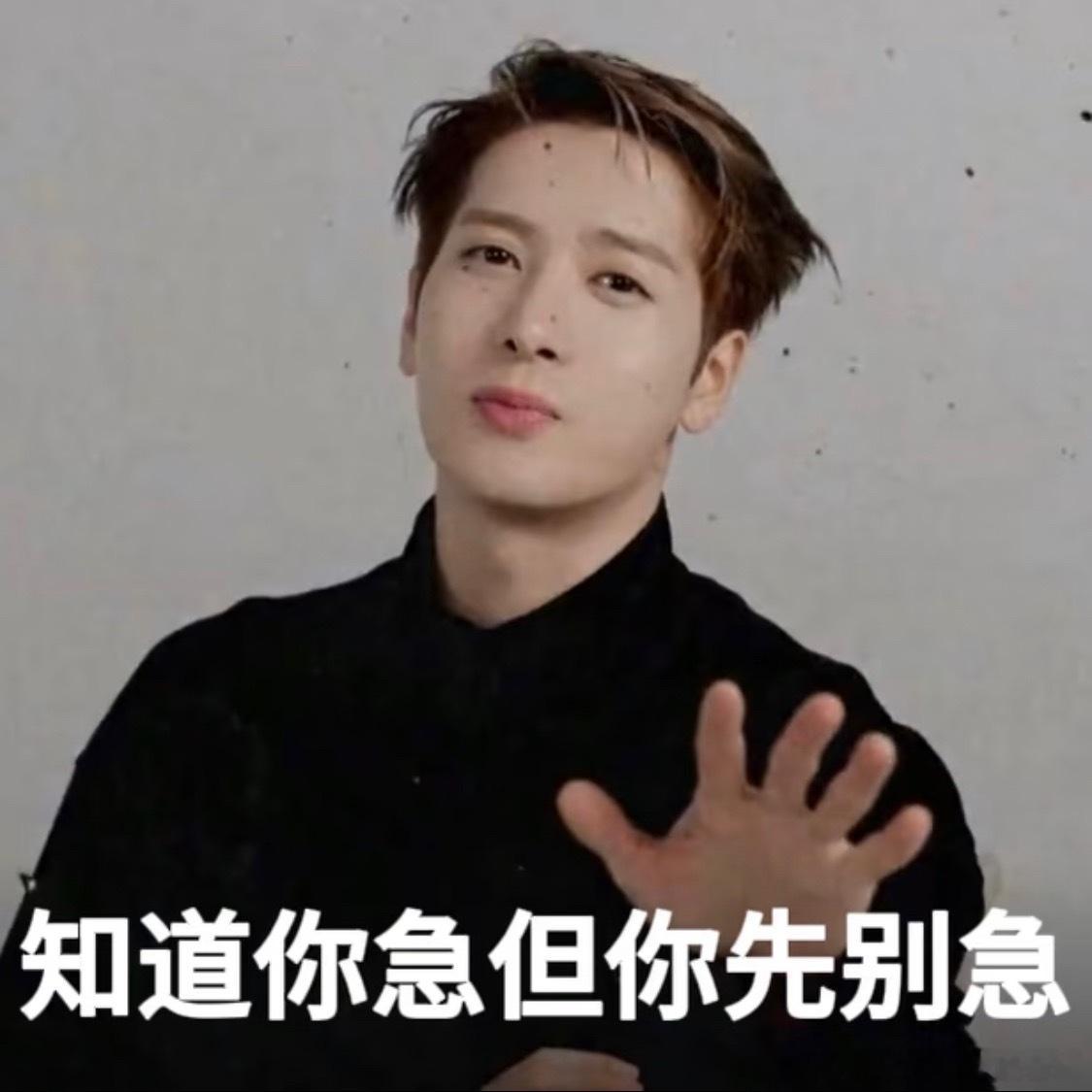 王嘉尔见到杨紫脸和脖子都红了王嘉尔常年不在国内混的，也要被热搜xsr，谁的春天夏