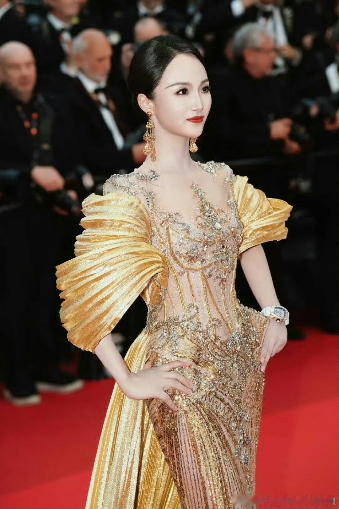 项亮月戛纳红毯金凤凰礼服造型戛纳红毯惊现金凤凰！项亮月以凤凰展翅高定礼服震慑全场