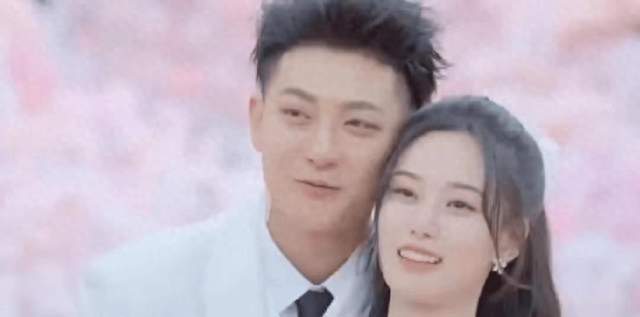 藏两年才认！黄子韬徐艺洋晒一家三口背影，代孕还是亲生？