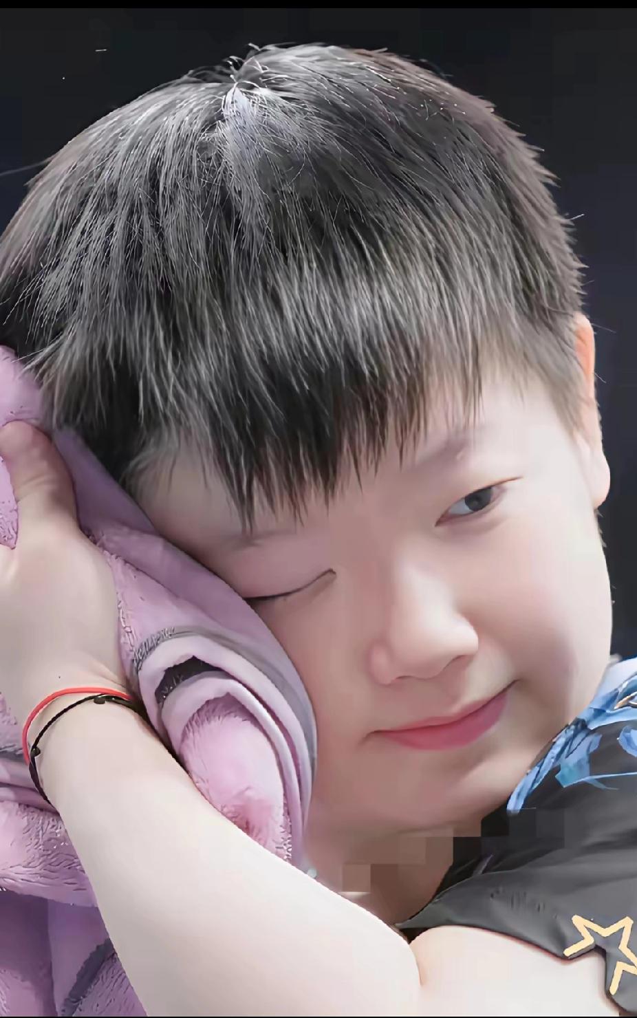 必须给摄影师加鸡腿！孙颖莎这张照片可爱到我失语
 
谁能想到，赛场上杀气腾腾的小