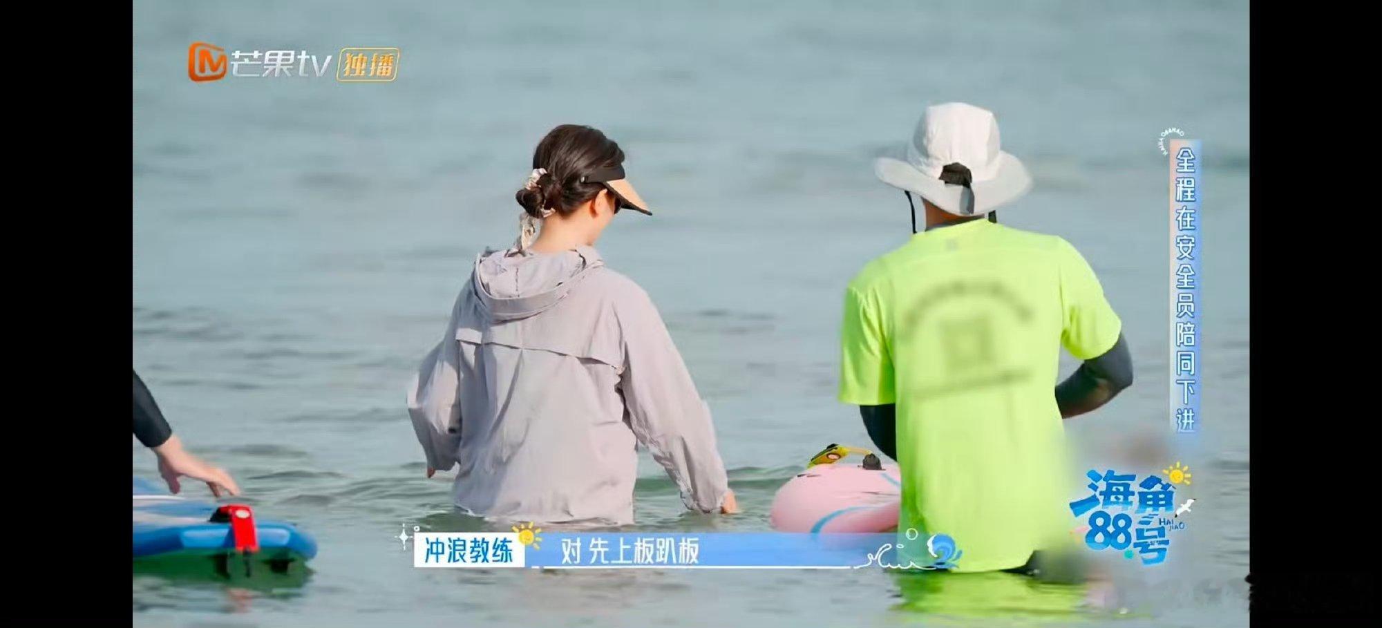 刘涛粘在了冲浪板上 刚踩上冲浪板的刘涛，紧张得手指都扣紧了板沿，活像长在了上面。