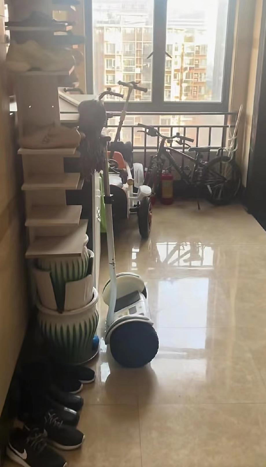 很难想象这样住门对门有多压抑。
所以提醒所有买二手房，一定要记住：
邻居在楼道里