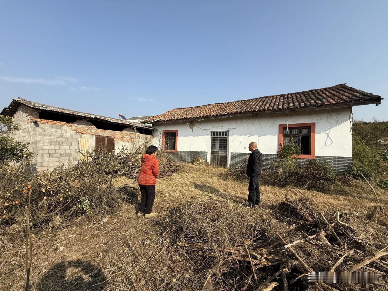 这是距小鸦路边100米左右的一栋平房，是单家独户的，带周围3亩土地，农村户口可落