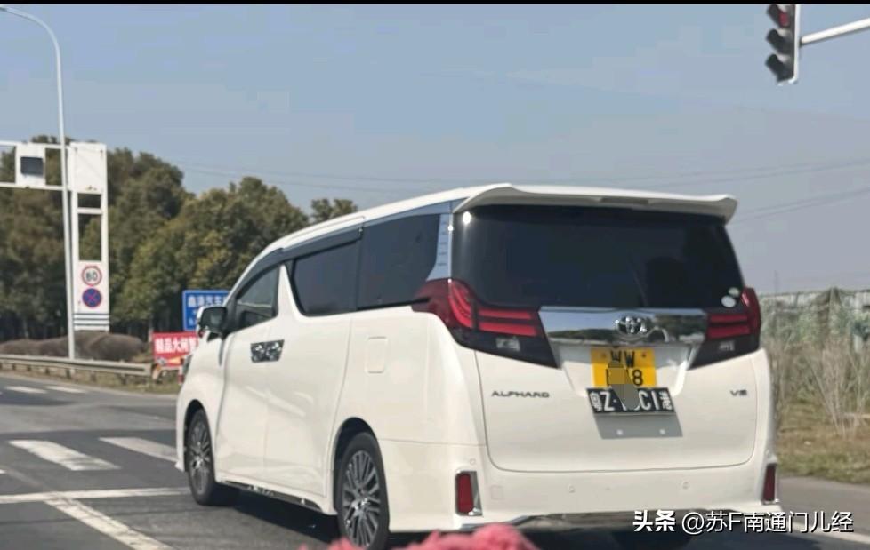 南通街头最近出现好几台香港车牌，外加粤Z车牌，而且还是右舵车。南通人去香港上牌，
