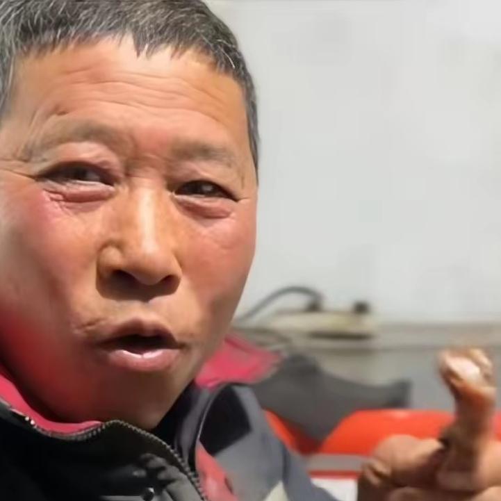 谁能想到，一位黑龙江大叔啃着鸡爪、喝着小酒，随口几句话竟然火遍全网，被网友封为“