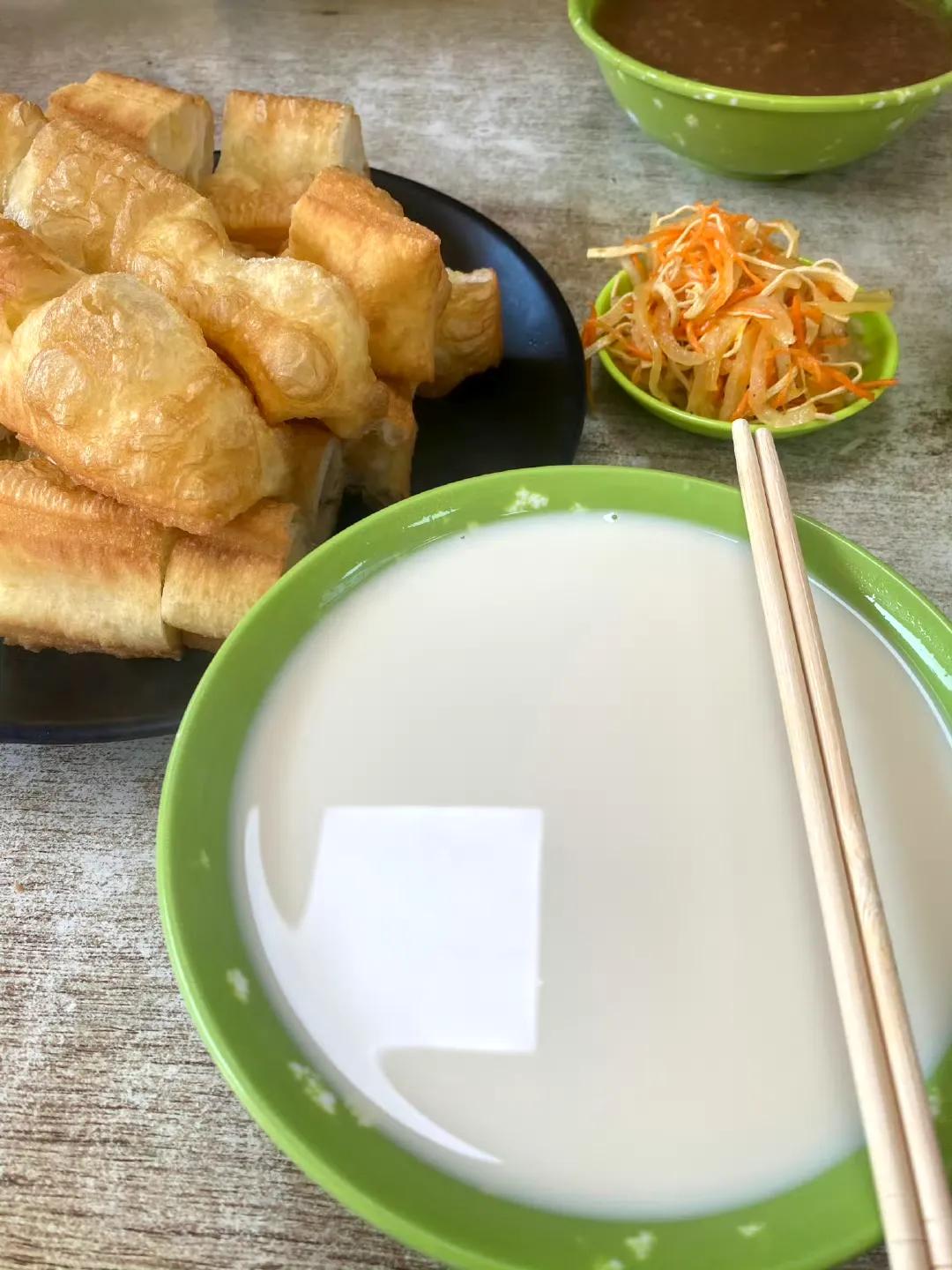 今天早晨特意早起了半个小时去小区外吃油条豆浆，因为去晚了就卖没了。


最喜欢豆