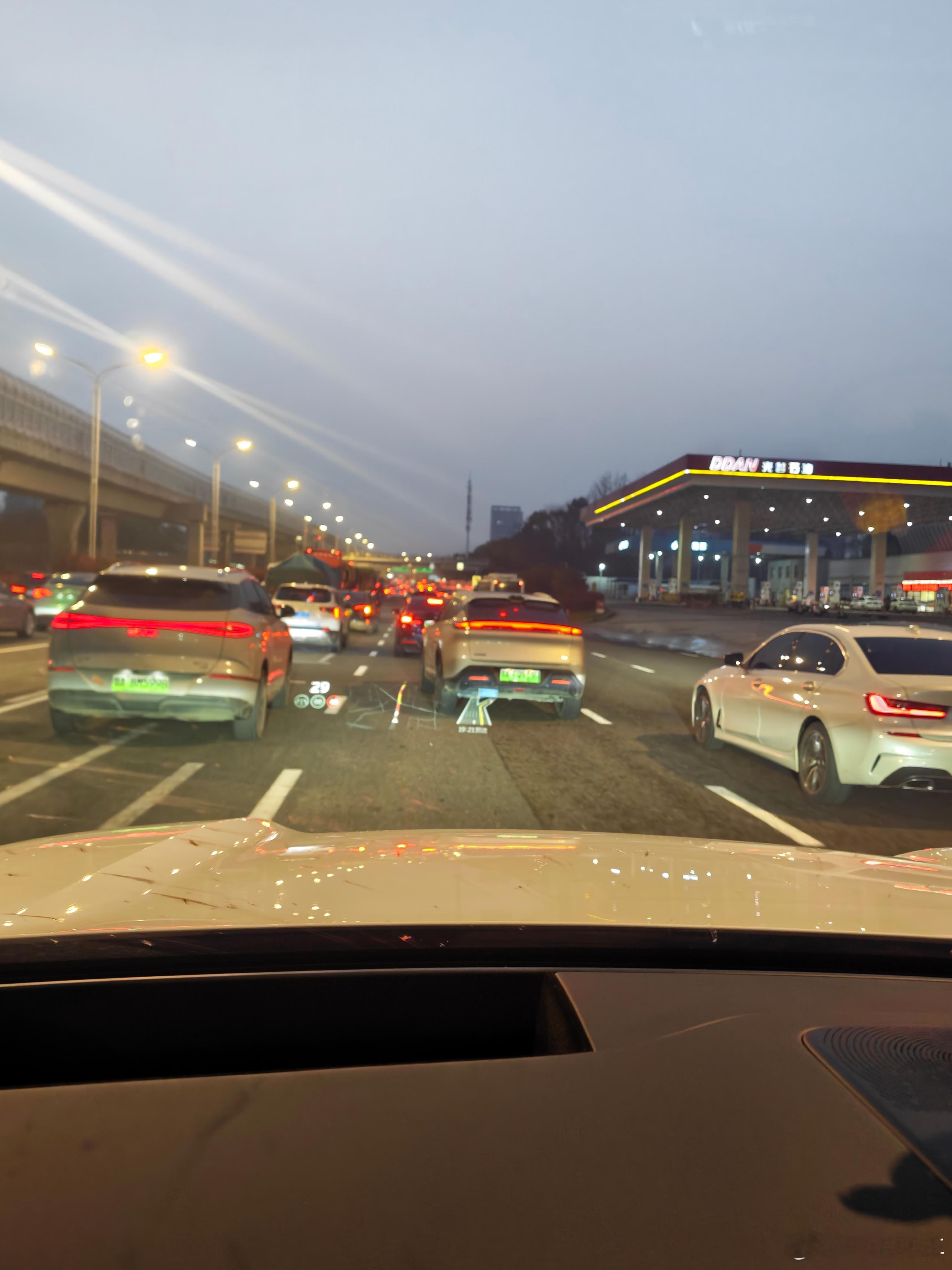 上下班的时间 南三环永远都是堵的水泄不通 四环线收费又太贵了，一般的家庭真舍不得