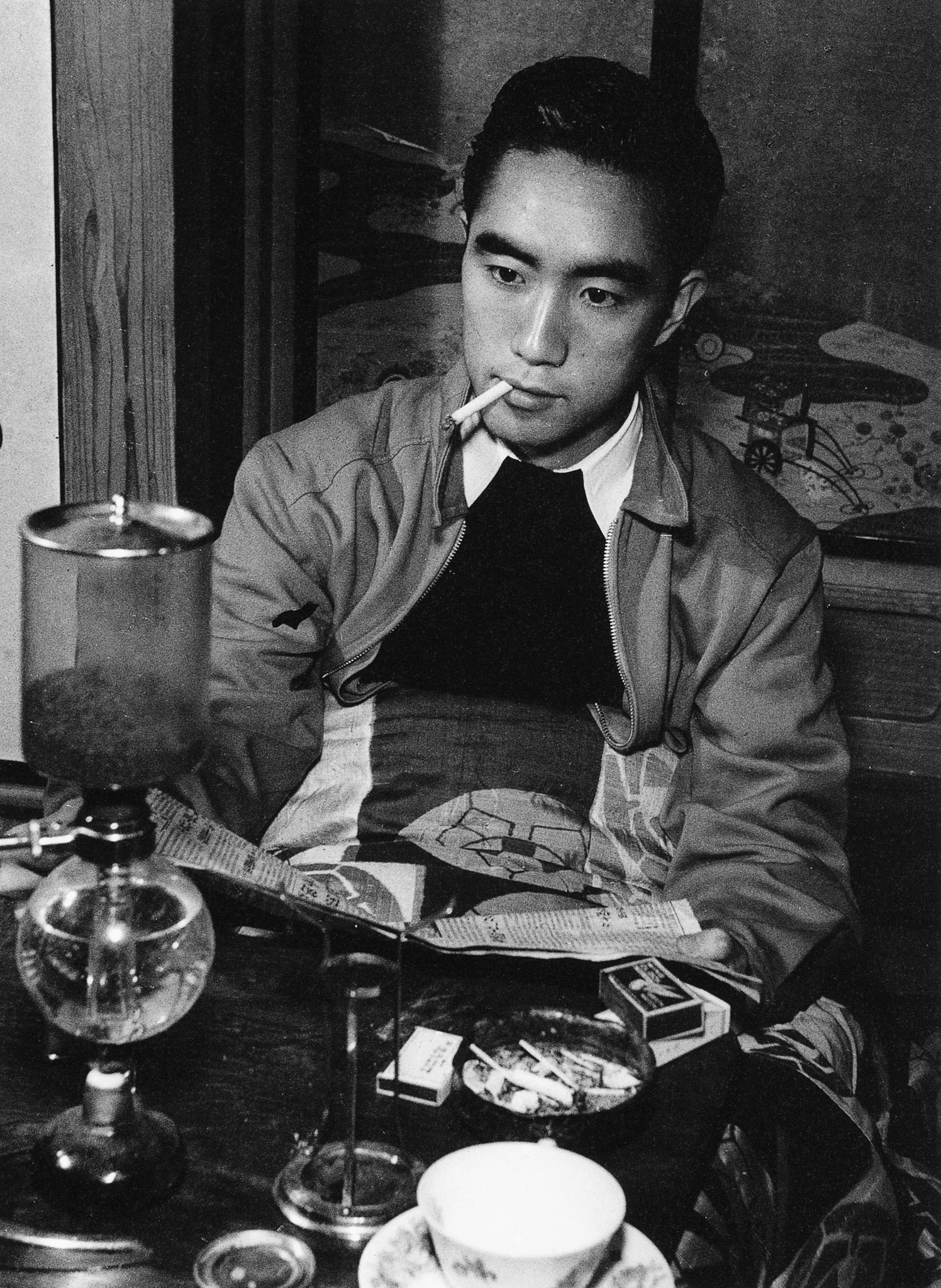 据说三岛由纪夫一天吸30-40根烟据说三岛由纪夫不喜欢喝咖啡撮影:林忠彦(194