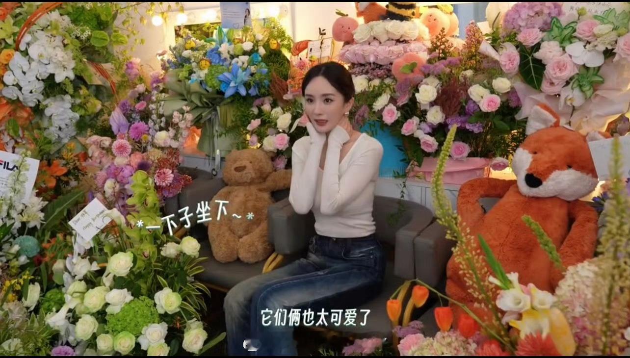 其实完全没有杨幂四十的实感[捂嘴哭]杨幂 谢谢大家参加我的四十大寿 ​​​