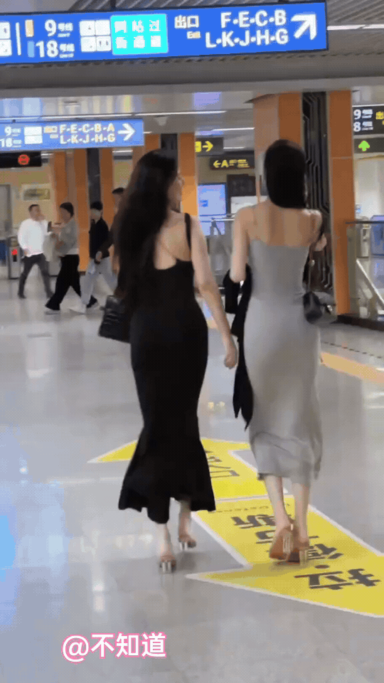 好似两个
误闯人间的仙女