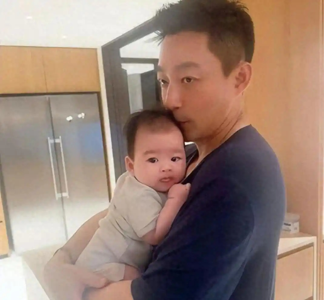汪小菲晒6个月儿子汪宝近照，小家伙咧嘴笑开花，如今已能稳稳独坐，吃辅食模样超可爱