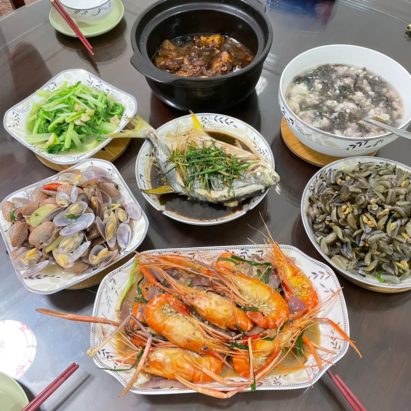 兄弟们，这会儿都吃上晚饭了吗？先陪家里人好好吃饭，咱吃完整理思路，晚点微博发明日