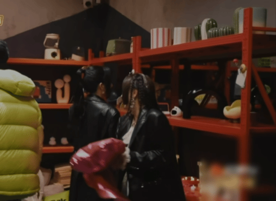 杨蓉没糖硬磕大侦探 别人搜证找线索，杨蓉搜证找CP。气球上那句“我想和你永远在一