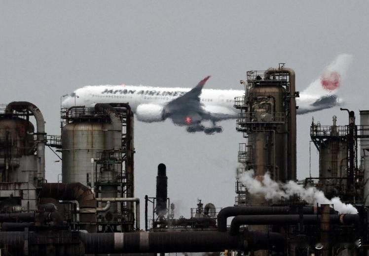 别家航司都在往下调燃油附加费，日本全日空和日航偏要在暑期旅游旺季涨到历史新高。