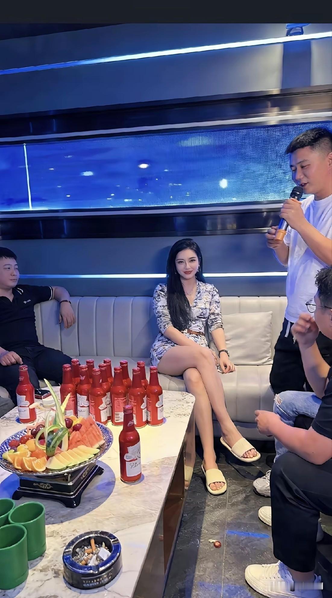 一男子发文兄弟叫去唱歌，本来他觉得上班累了不想去，但兄弟又说今晚带一个妹子给他认
