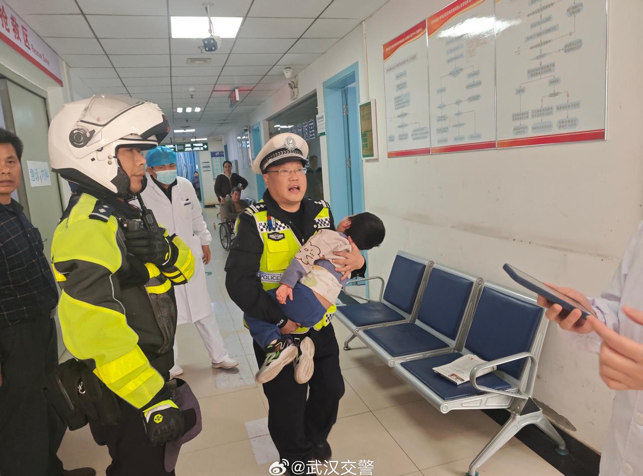 【武汉东湖交警赏花季坚守岗位，暖心服务获群众点赞】武汉交警微视角 
春风拂面，花