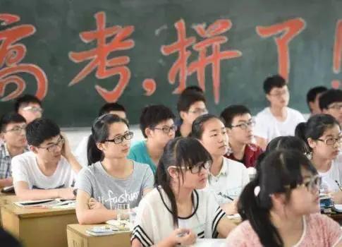 高校扩招，真的是好事吗？真话太扎心
 
很多家长和学生，都觉得院校扩招是天大的好