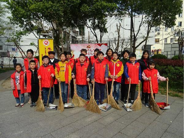 办法总比困难多!
今年9月，山东临沂杏园小区的道路进行了改造，不论是砖地，还是慢