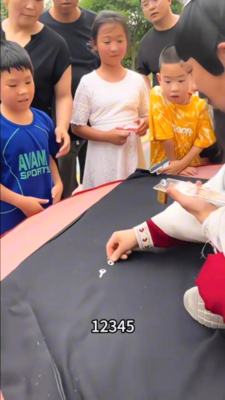 街头把戏：轮盘锁。
有一把钥匙能打开这个锁对不对？五把钥匙，我现在把它打乱，打乱