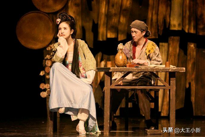 43岁林依晨，冲上热搜！
这次不是因为她的性感装扮
也不是她的感情动态
而是她时