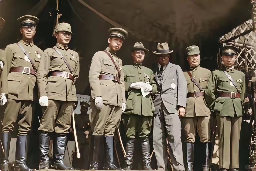 1931年南京元旦阅兵，站在C位的竟不是蒋介石，而是年仅31岁的张学良！当日，南