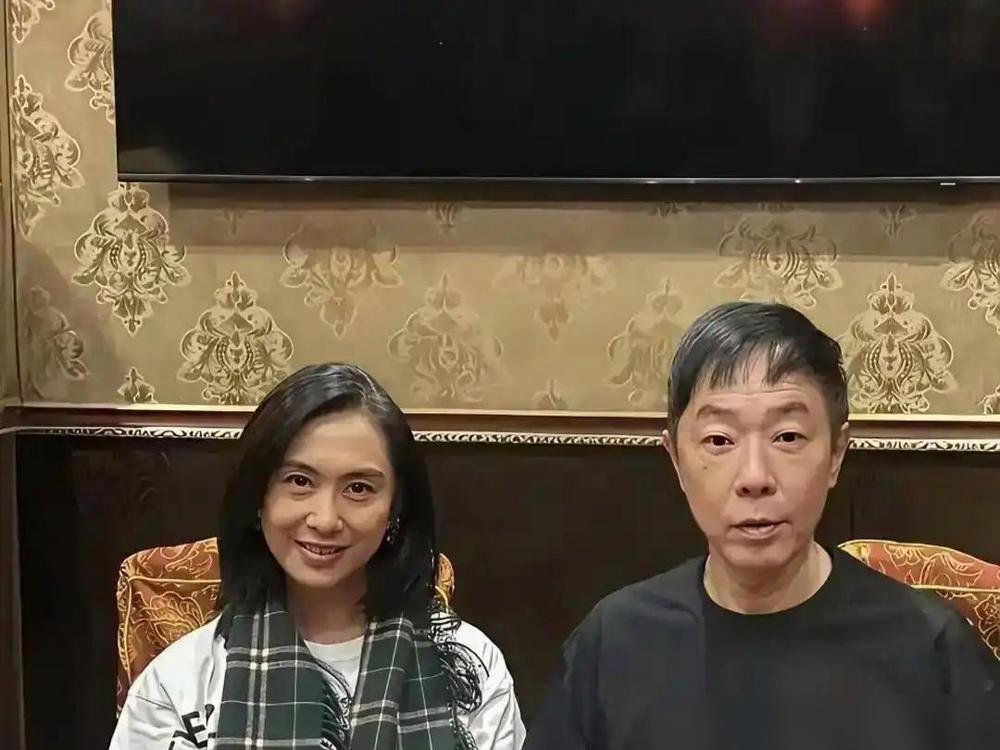 黄贯中晒了张朱茵的素颜照，炸出一堆人说她老了。可他们根本不懂，当年是这个男人，把