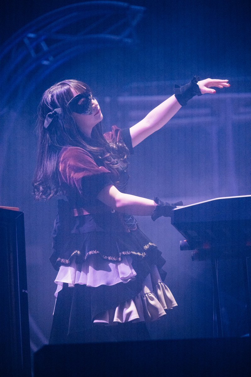 AveMujica 高尾奏音这两张现场照拍得太有氛围感了[抱一抱] 