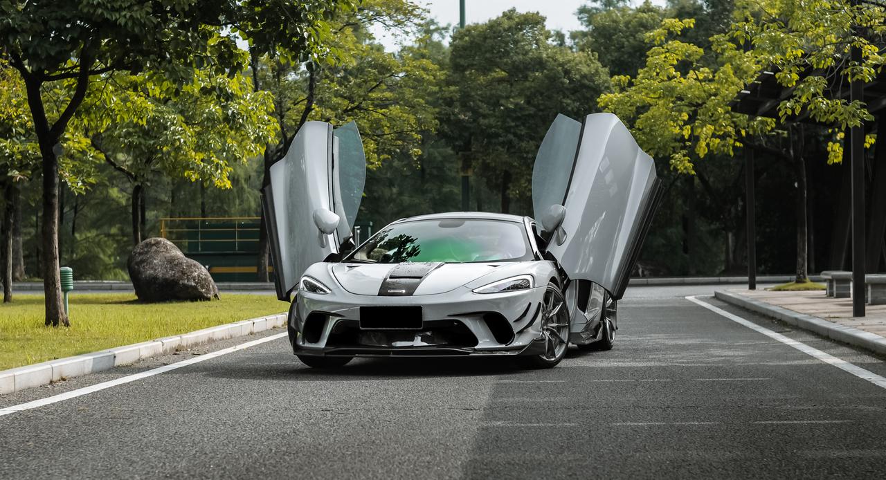 迈凯伦GT，一台起售价两百万不到且拥有蝴蝶门的跑车，在推出时，很多人说这少了很多