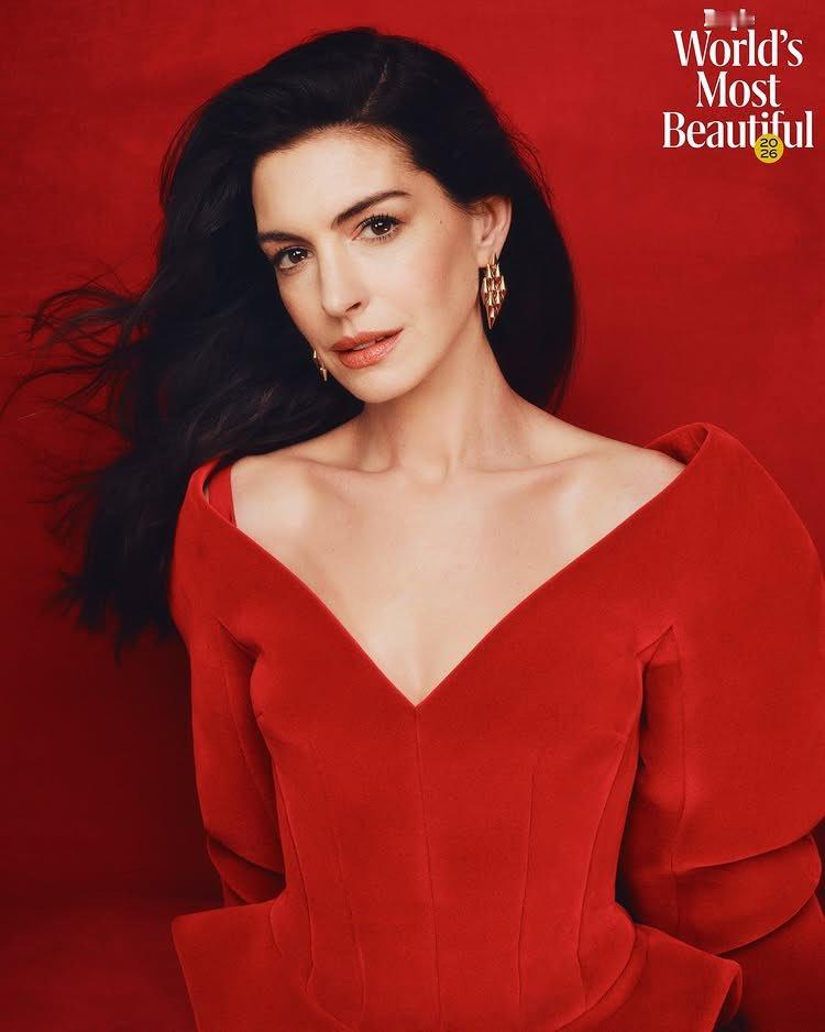 安妮·海瑟薇为《People》杂志2026年5月“世界上最美丽人物”特辑拍摄的写