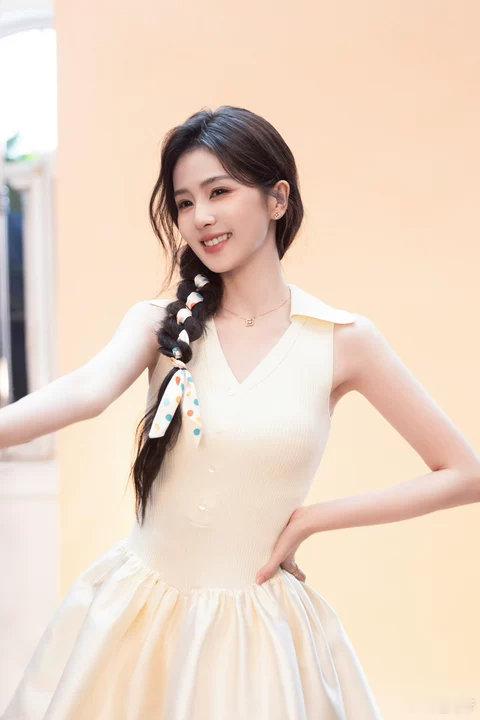 杨单给白鹿化的丝绒奶茶妆杨单老师每次给白鹿化的妆都好好看！这次是丝绒奶茶妆~白鹿