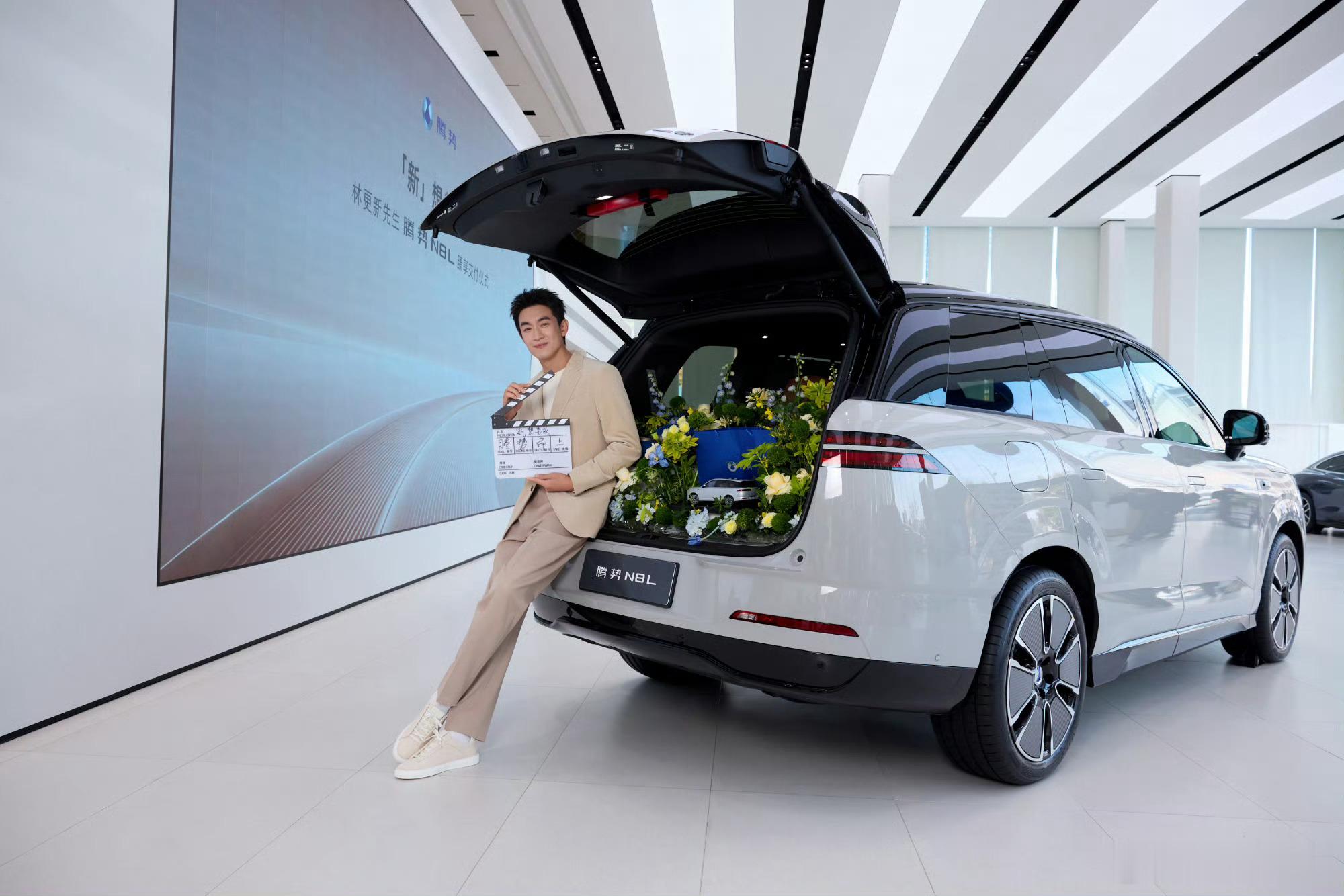 九亿少女的梦没想到这次代言了腾势N8L，这气质一看就很搭，人和车都是颜值实力并存