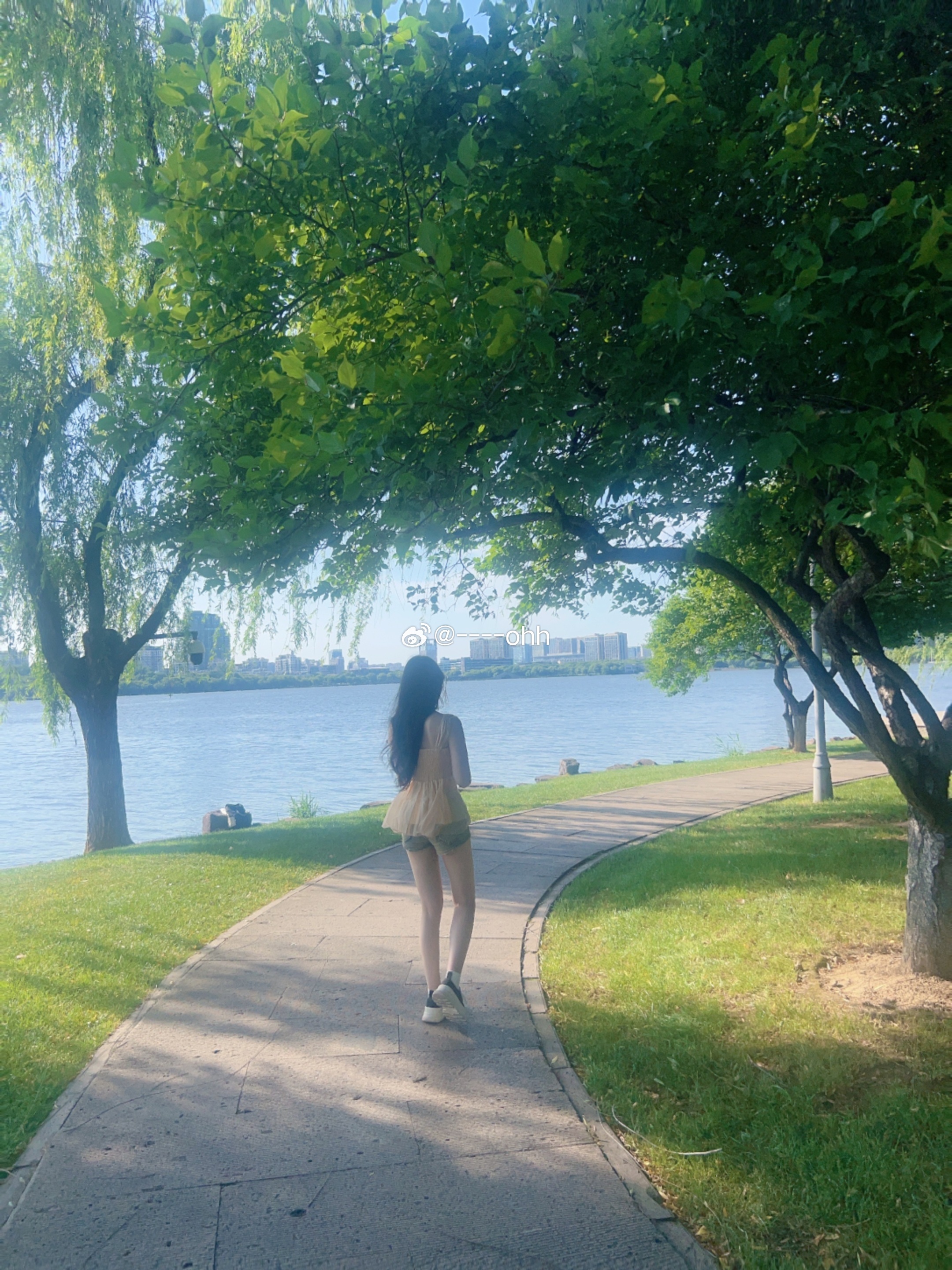 👩:给我拍的有氛围感一点👦:包的实则成片毫无构图可言
