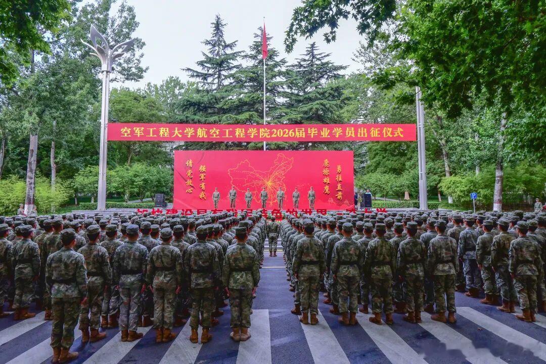 军校毕业典礼上演复制粘贴名场面见过最震撼的整齐，藏在军校毕业典礼里。镜头拉远，每
