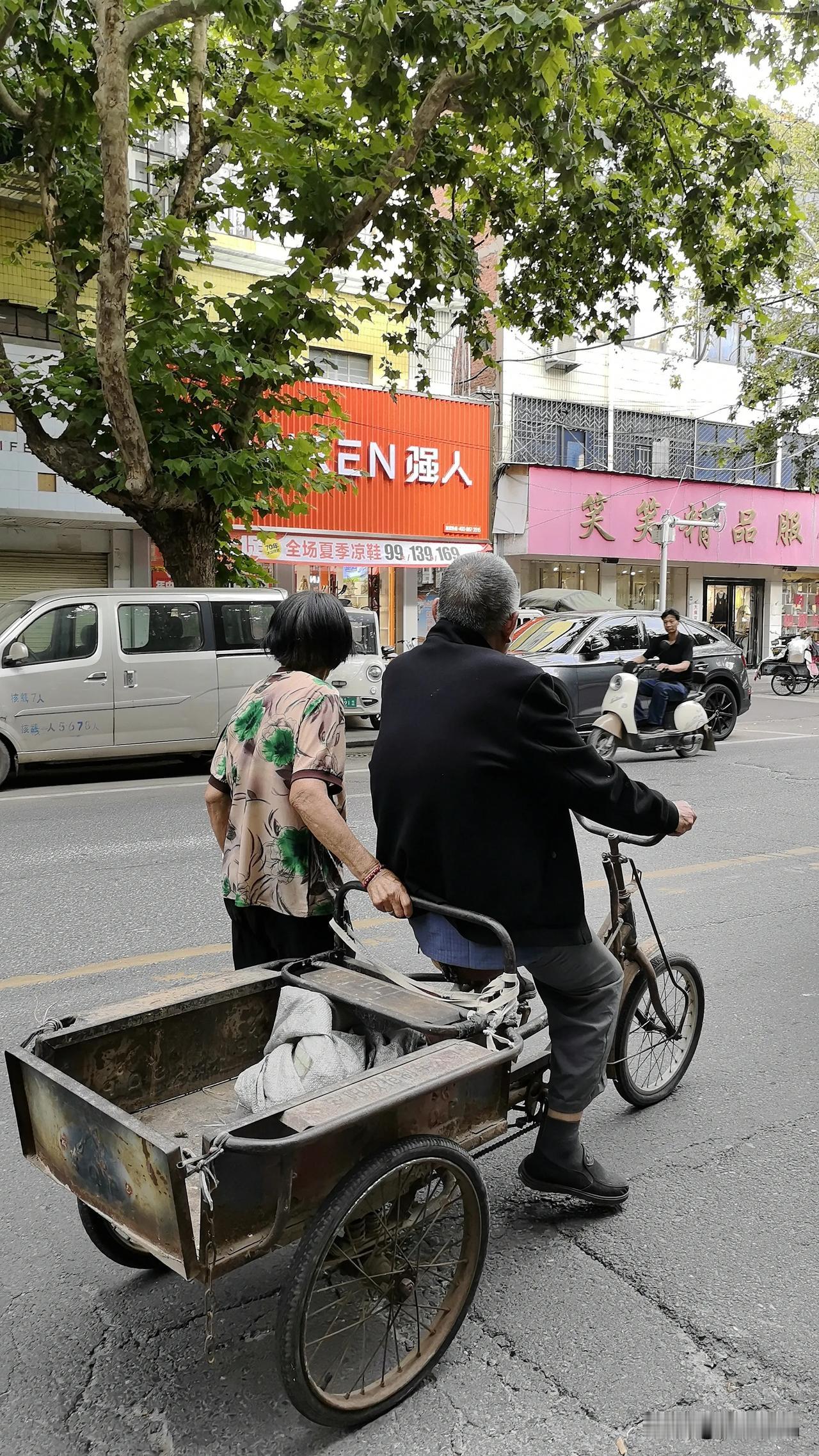 这两位老人家的相濡以沫，让我想起今天西方价值观下的“爱情”。
这两位老人家我敢肯