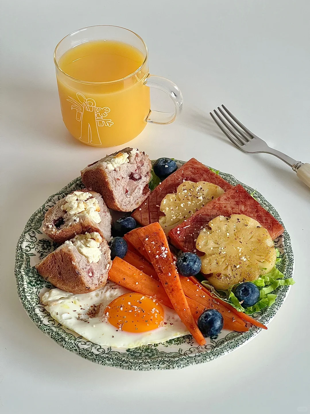 一人食｜蓝莓芝士包&菠萝午餐肉早餐拼盘🍍🍊