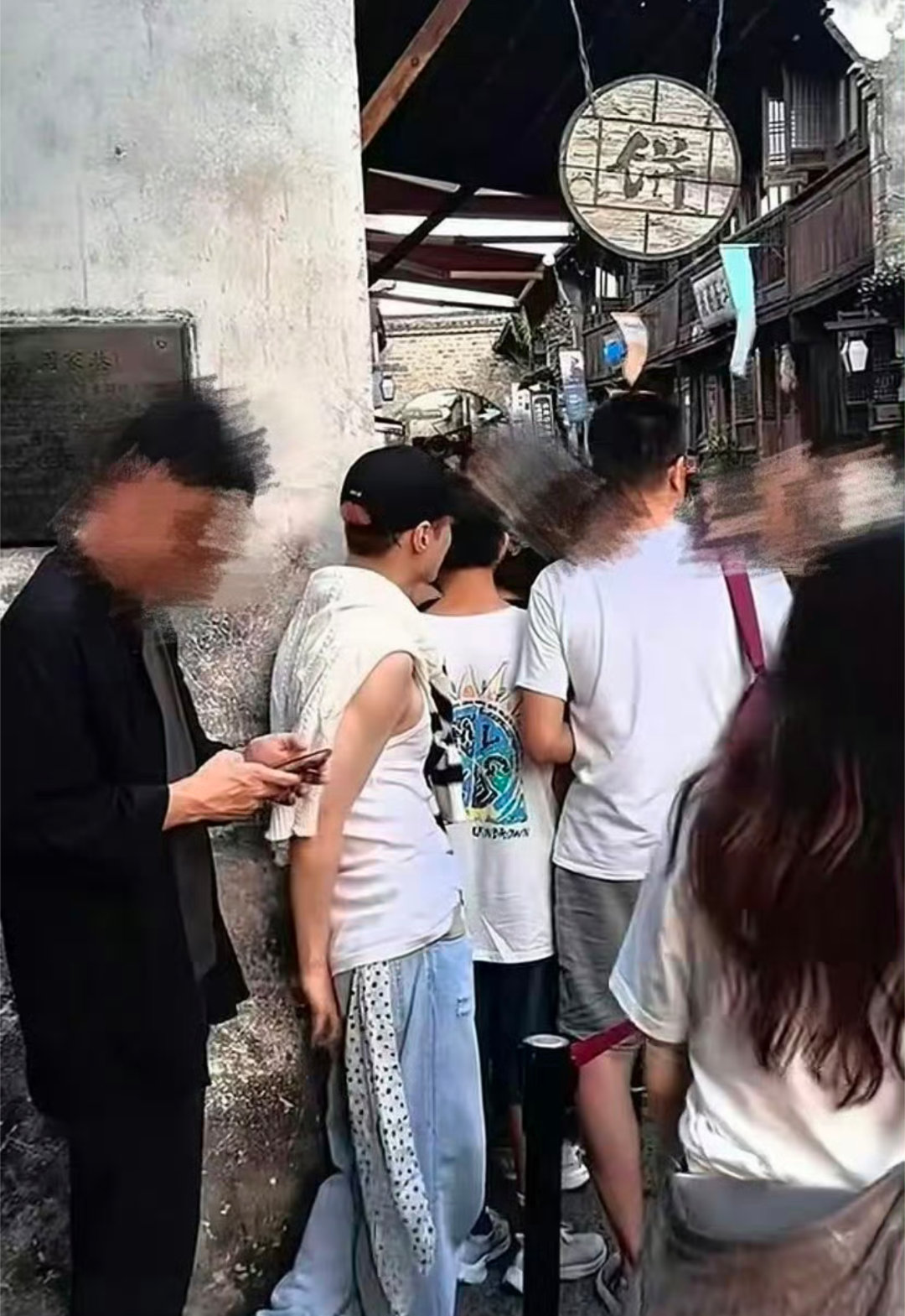 偶遇张艺兴排队买包子不说的话，我都看不出来哪个是他，果真偶像只有在舞台上才会闪光