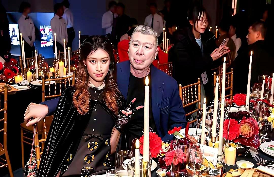 冯小刚离个婚，被说成“抛妻弃女”，其实人家按月打钱，女儿兔唇手术费全包，后来还送