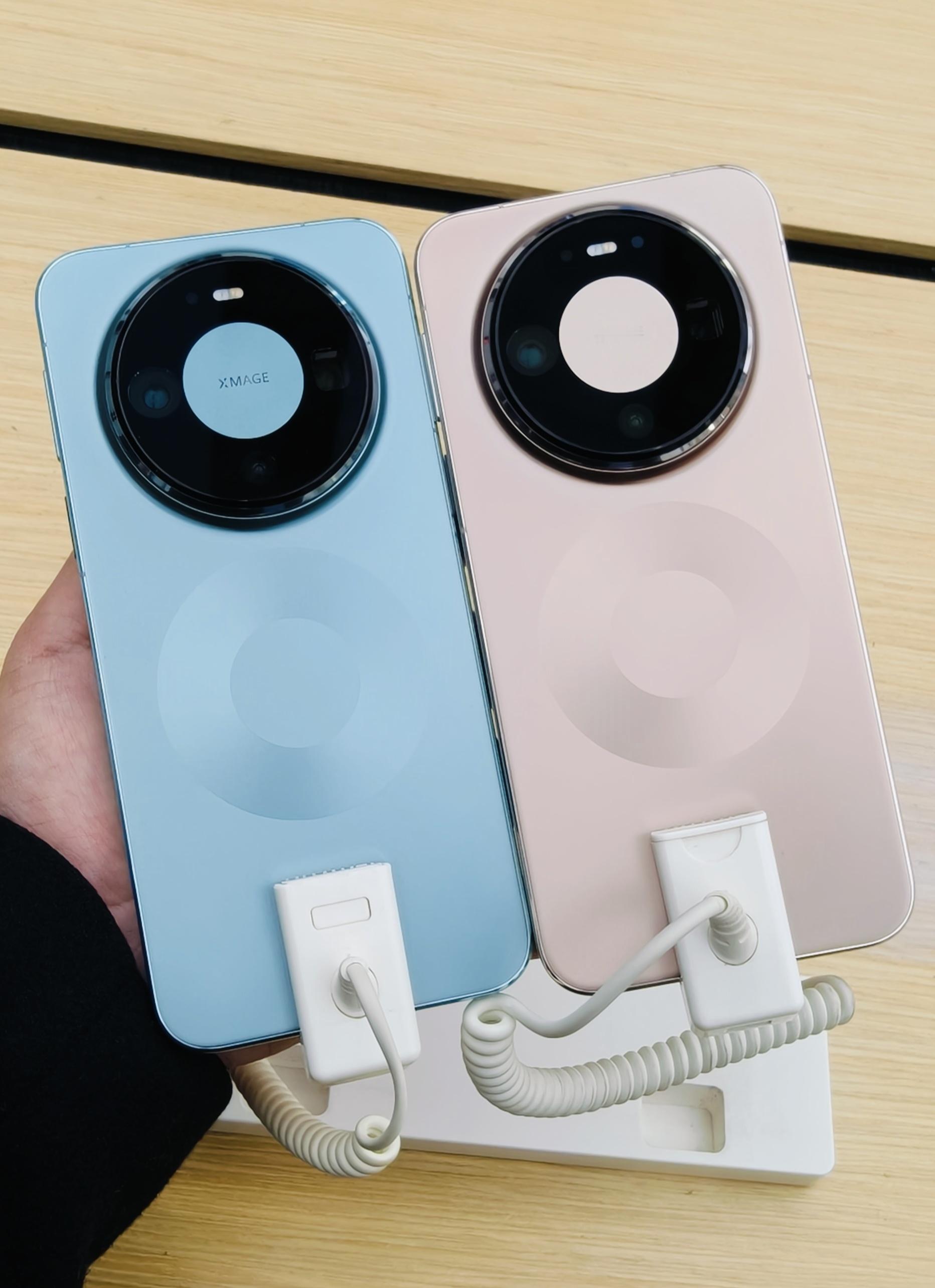 去线下店把玩华为Mate80 Pro Max，感觉比预期要轻一点，握感很不错，之