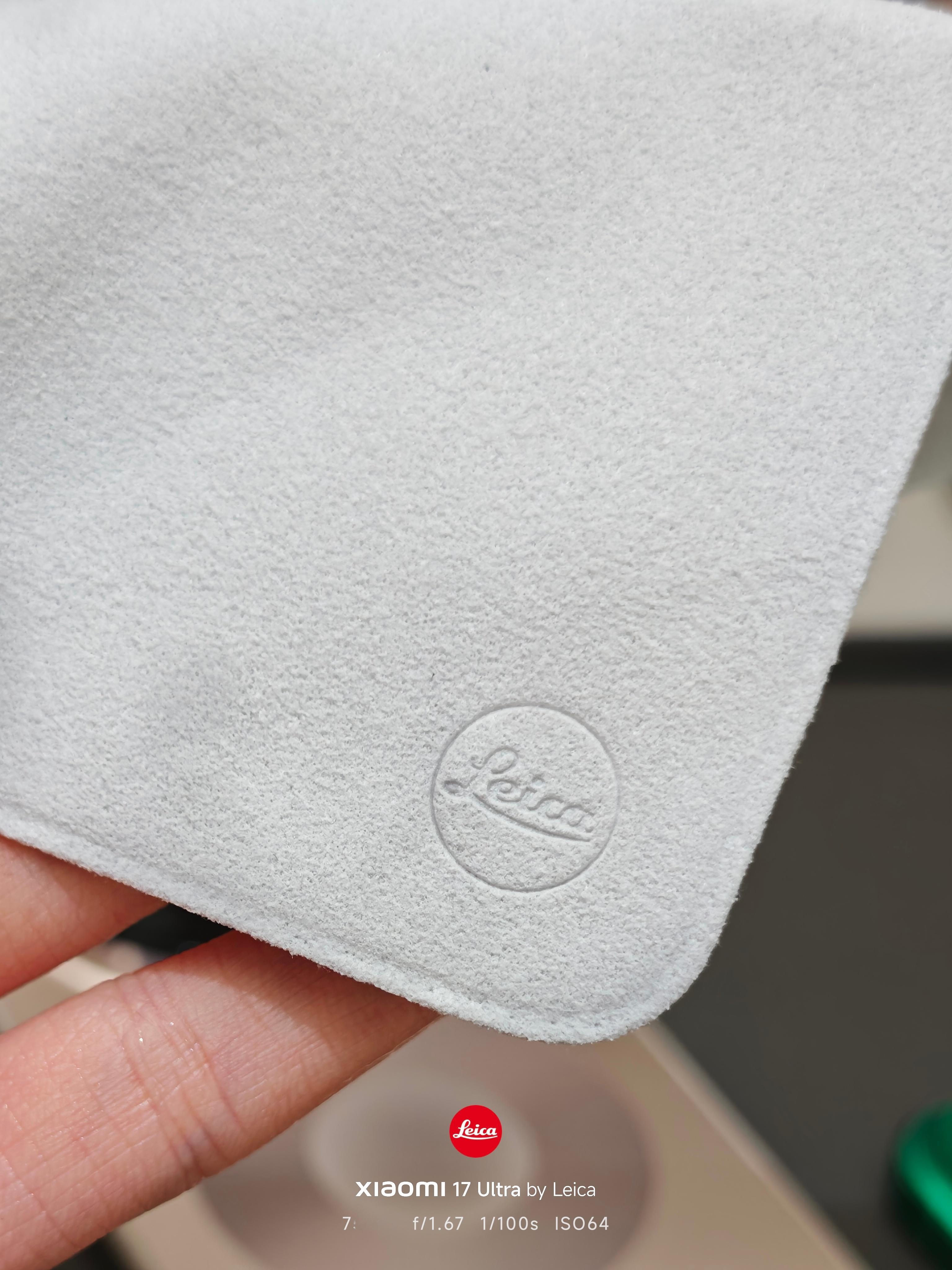 不是哥们儿，这小米 17 ultra 徕卡版包装里边儿送的这块布，它也有徕卡标