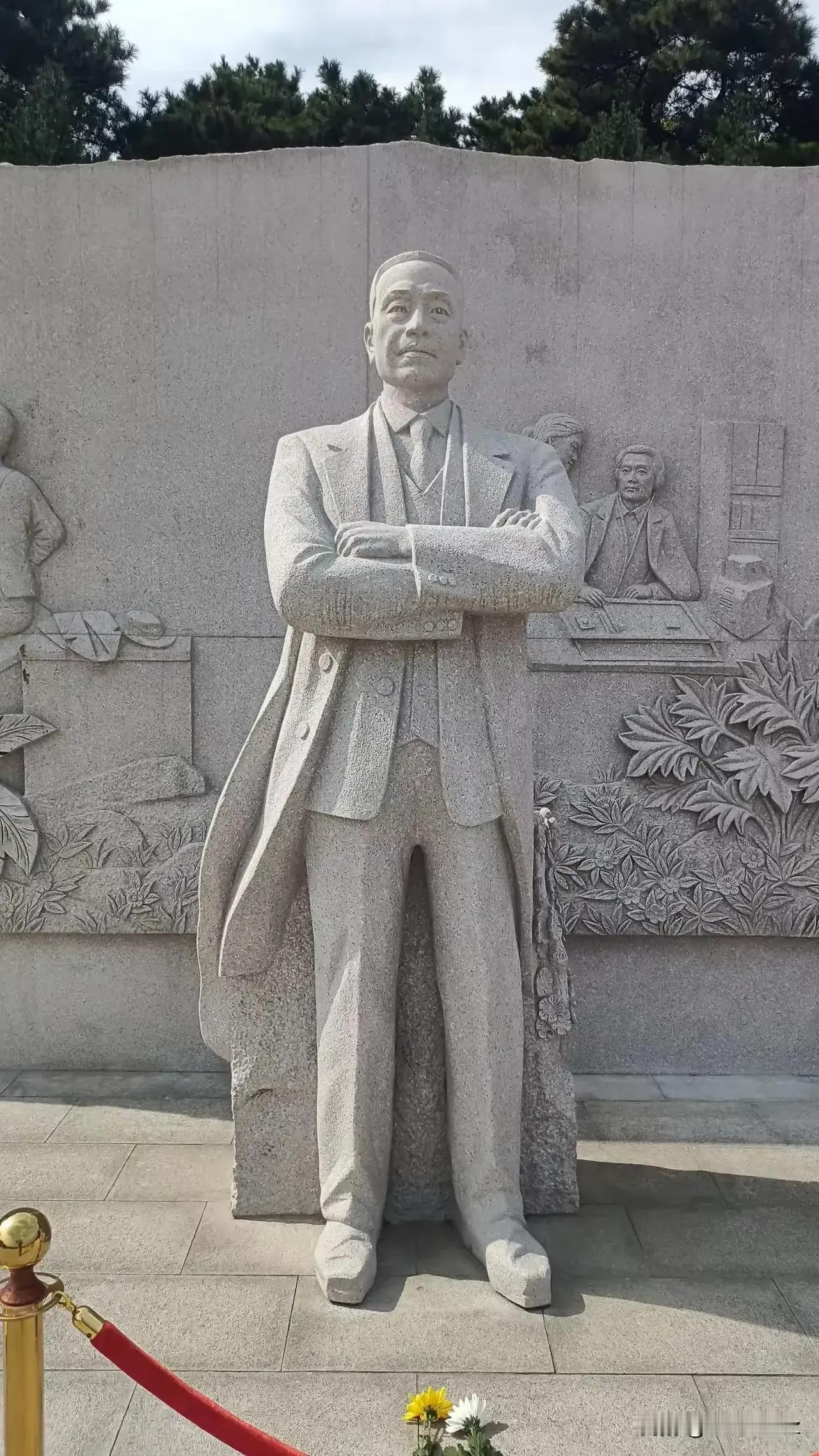 这是北京海淀西山国家森林公园内的无名英雄纪念广场上的四位英雄雕像，他们是《沉默的