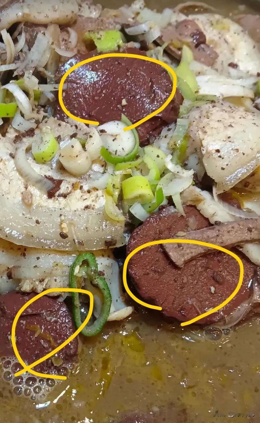快帮我看看！今天的血是不是买假了？以前经常去卖猪肉的店铺买，今天没开门，就去了超