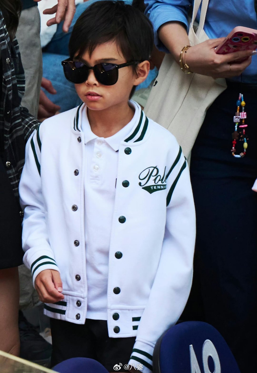 周杰伦昆凌8岁儿子正脸照周杰伦和昆凌的儿子8岁了。昆凌的Vlog里，罗密欧戴着墨