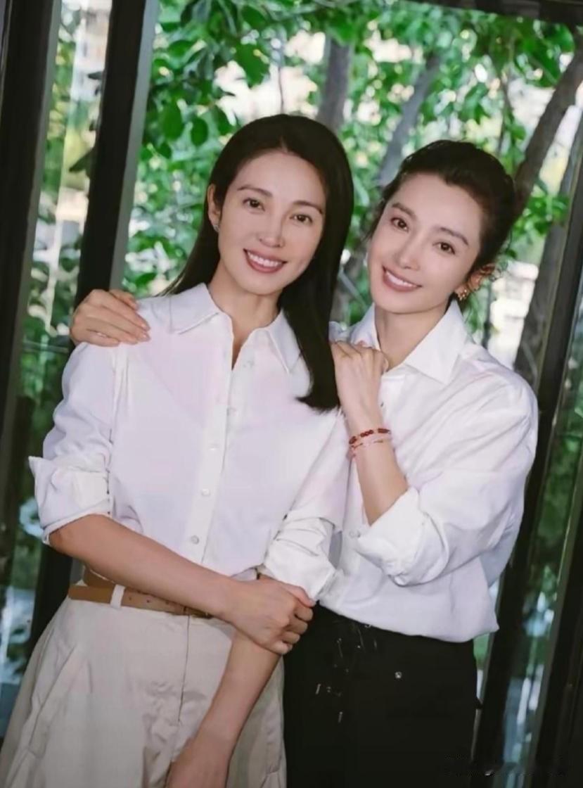 娱乐圈里亲情不少，但像李冰冰和李雪这样，从清贫岁月一路互相托举、彼此成全的姐妹，