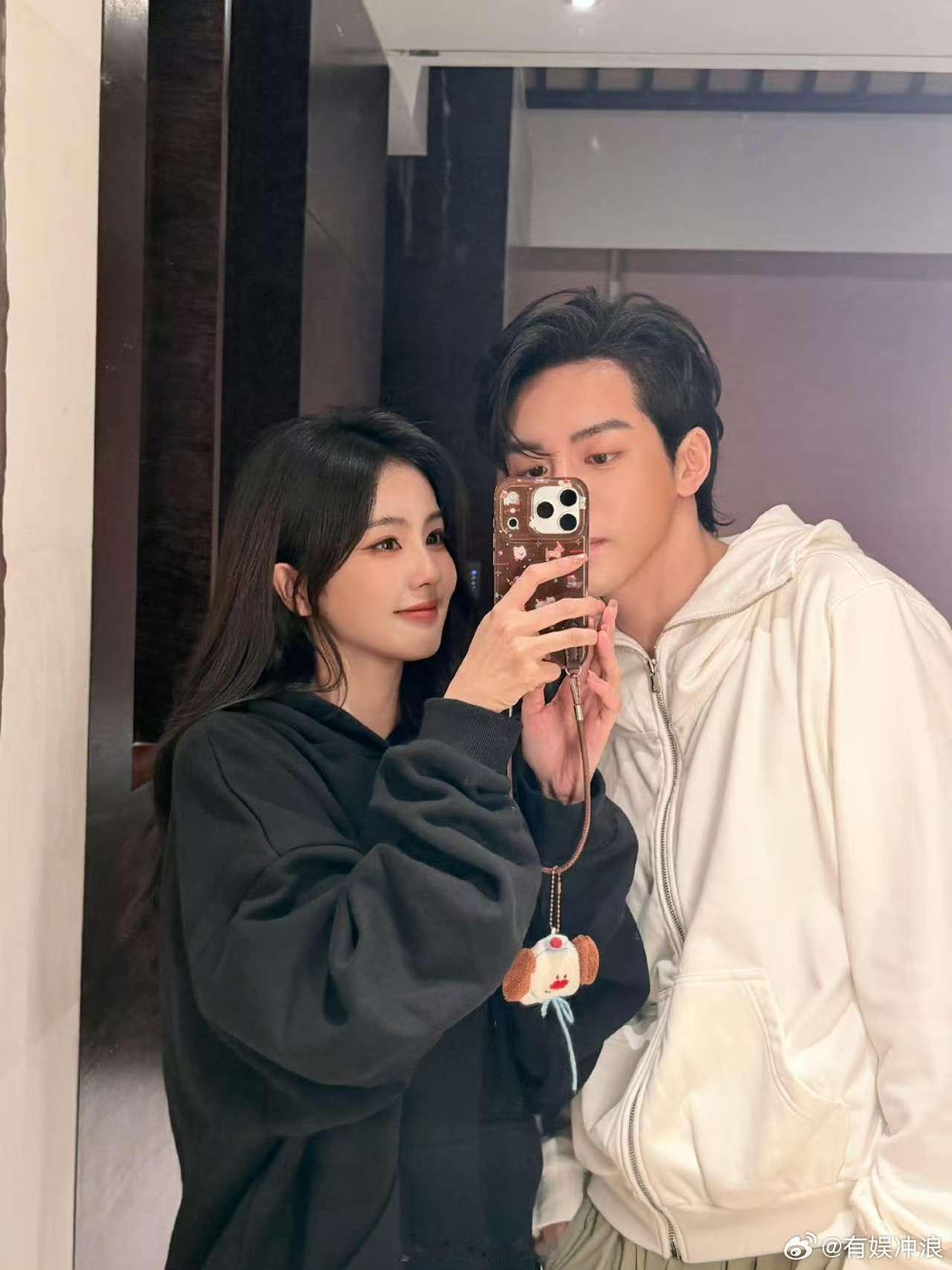 白鹿曾舜晞对镜合照白鹿曾舜晞临江仙售后白鹿曾舜晞临江仙售后，对镜合照，[么么哒]