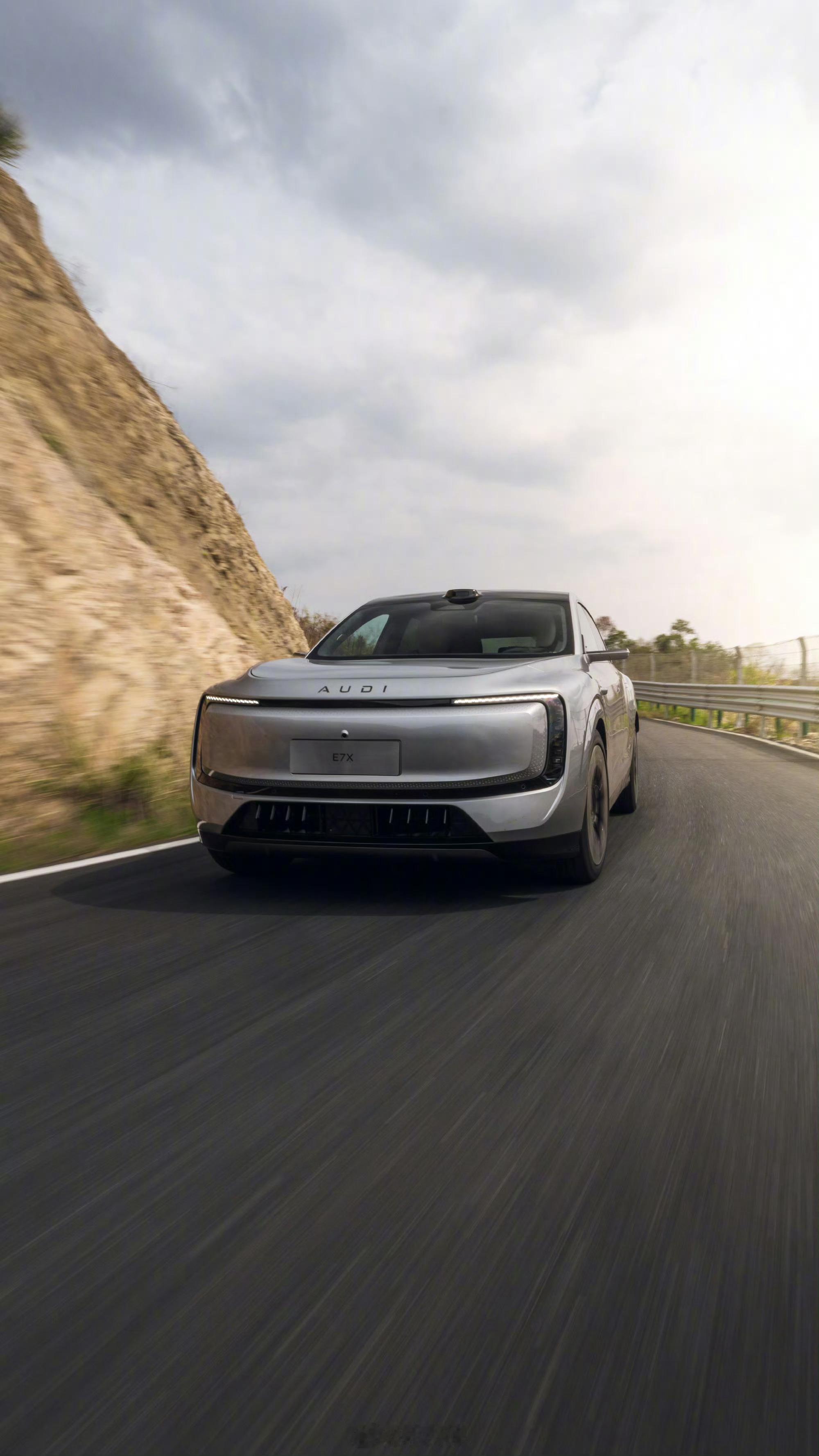 德系车奥迪的7系家族即将添加新成员E7X，长宽高为5049/1997/1710m