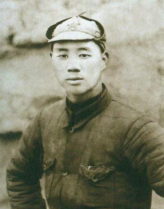 1939年，杨成武刚带部队打了胜仗，营长兴冲冲拿来缴获来的大衣，杨成武接过一看，