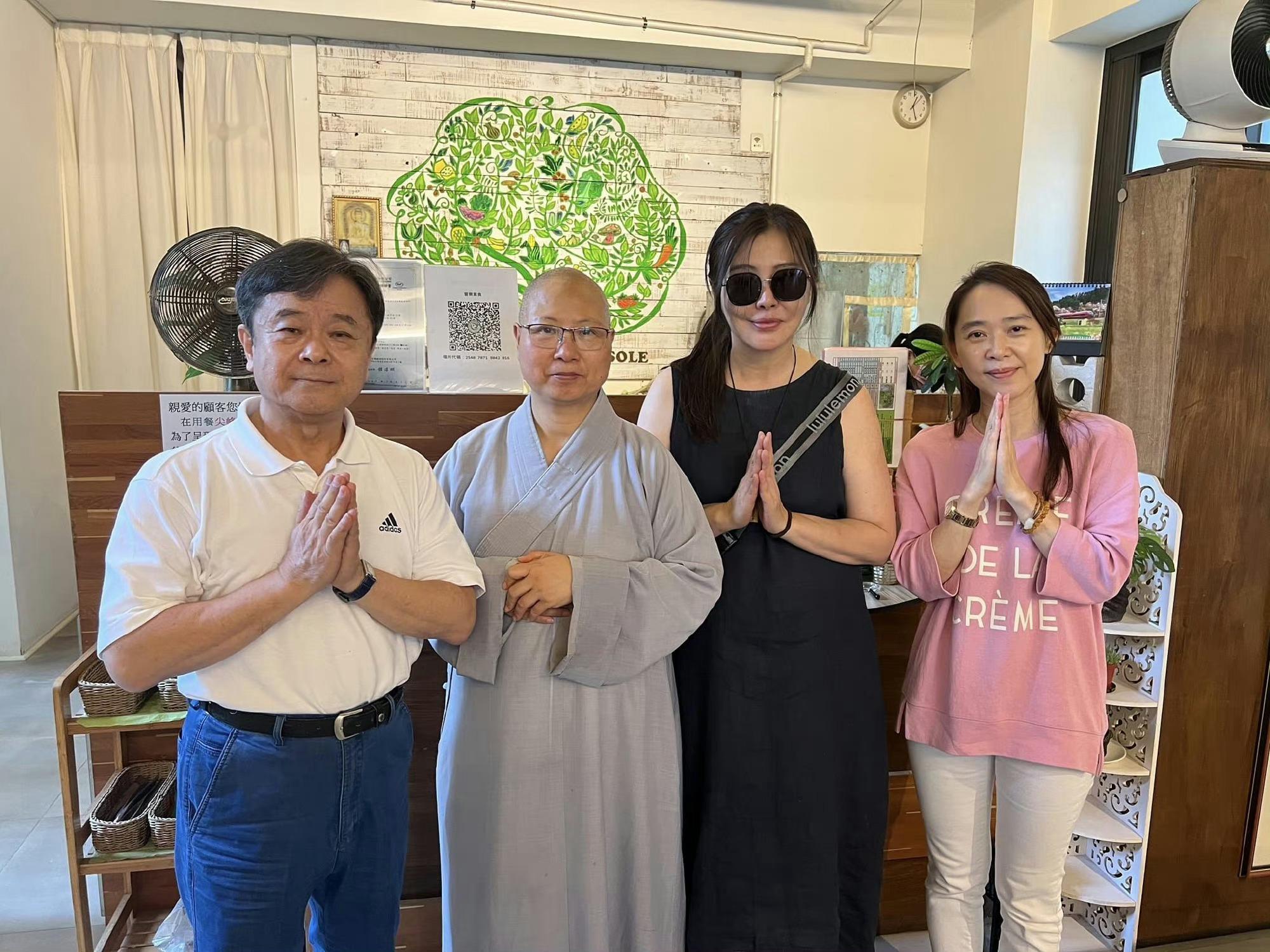 信佛之人不是修身养面吗？吃素看来不养生这两位传奇艺人，退隐多年，信佛很多年，感觉