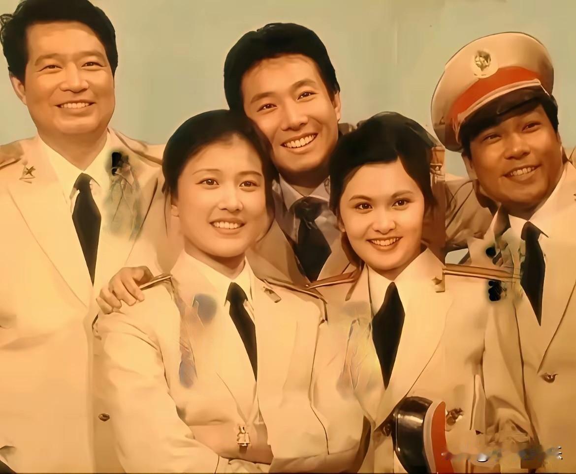 七八十年代的老演员合影，前面的两位女演员，一个是宋春丽，另一个是谁？