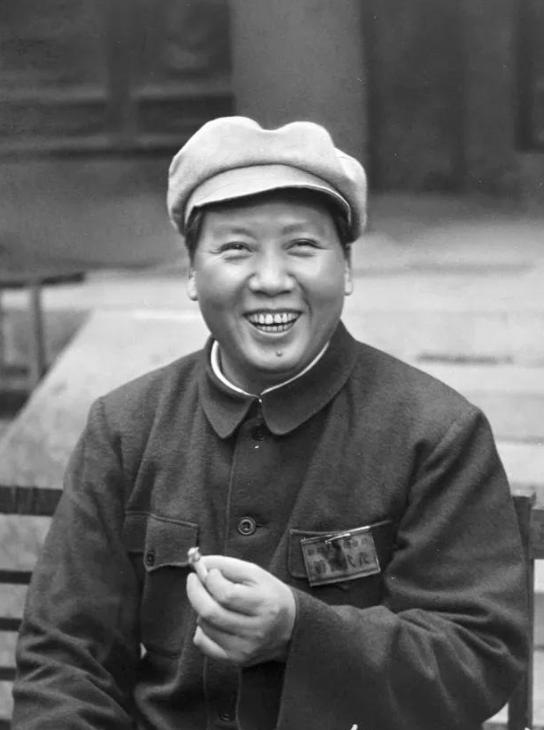 毛主席什么都好，就是有个习惯不太好，那是抽烟。毛主席抽烟不分场合，会见外宾时抽，