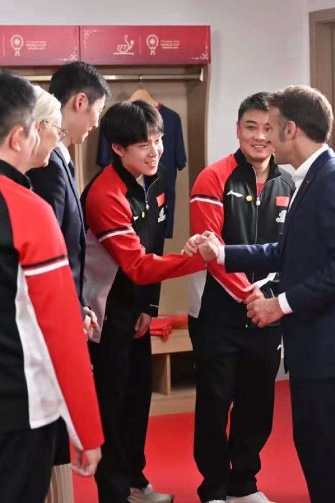 握个手王楚钦和马克龙打乒乓球